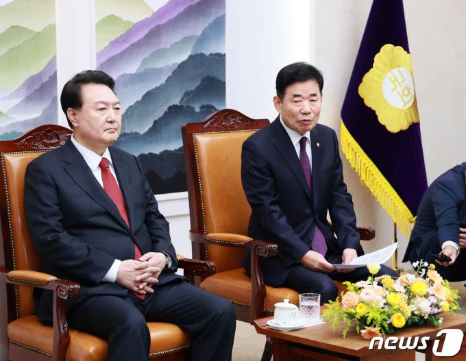 윤석열 대통령과 김진표 국회의장이 2023년 10월 31일 오전 서울 여의도 국회의장집무실에서 시정연설 사전환담을 하고 있다. 이날 사전환담회는 윤 대통령과 국회 의장단, 여·야대표, 5부요인이 참석했다. (국회 제공) 2023.10.31/뉴스1 ⓒ News1 송원영 기자