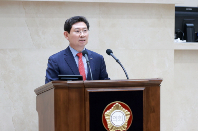 이상일 용인특례시장이 27일 제283회 용인시의회 3차 본회의에서 시정답변을 하고 있다. / 사진제공=용인특례시