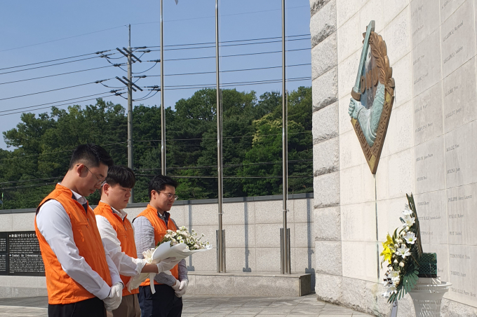 한화오션 직원들이 프랑스 참전기념비 앞에서 묵념하고 있다. /사진=한화오션
