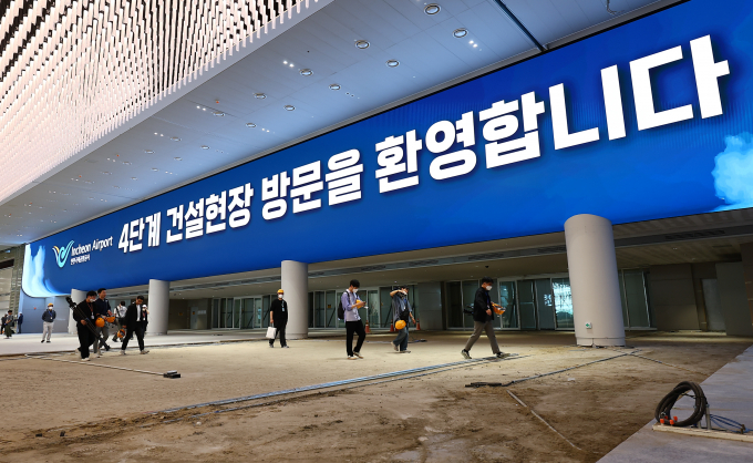 국토교통부가 지난 27일 김포공항 중앙통제센터에서 공항별 하계 대비태세 점검 회의를 개최했다./사진=뉴시스