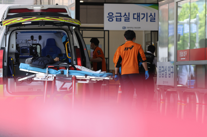 인천의 한 식품 제조공장에서 근로자 9명이 의식을 잃고 쓰러졌다. 사진은 정부의 지난 4월18일 서울의 한 대학병원에서 응급대원들이 환자를 이송하는 모습. 해당 기사와는 상관없음. /사진=뉴스1