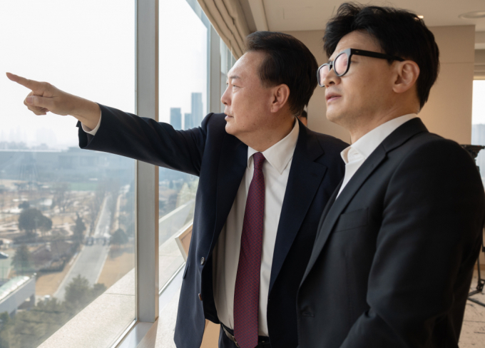 한동훈 후보가 "특정인을 지키기 위해서 정치하지는 않는다"고 말했다. 사진은 지난 1월29일 윤 대통령과 한 후보가 용산 대통령실 청사에서 대화를 나누는 모습. /사진=뉴스1(대통령실 제공)