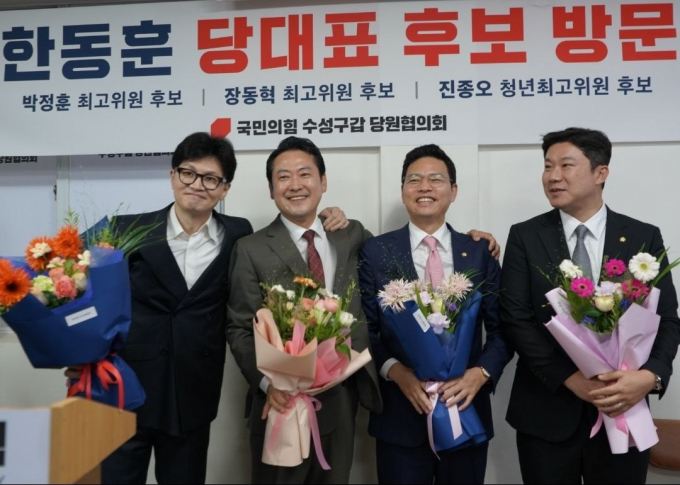 박정훈 국민의힘 의원(서울 송파갑)이 한동훈 전 국민의힘 비상대책위원장과 함께 대구를 방문했던 것을 말하며 "한 전 위원장의 팬덤이 대구에서 오히려 더 대단하다고 느꼈다"고 밝혔다. 사진은 지난 27일 대구 수성구 주호영 국민의힘 의원 사무실에서 열린 간담회에서 (왼쪽부터)한 전 위원장, 장동혁, 박 의원, 진종오 청년최고위원 후보와 사진촬영을 하는 모습. /사진=뉴시스(한동훈 시작 캠프 제공) 