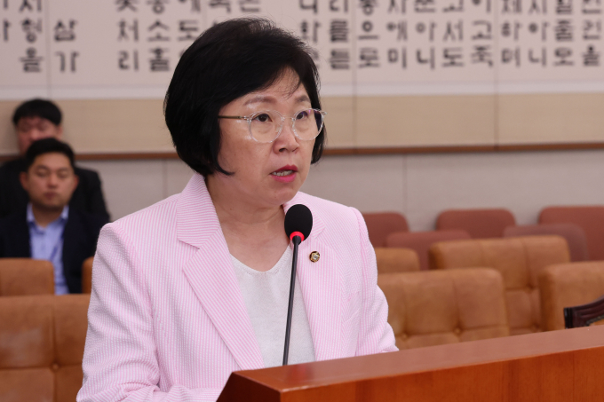 국회 과학기술정보방송통신위원회 간사 김현 더불어민주당 의원이 방송통신위원회 이사 선임 계획에 대해 "국회와 맞장 뜨는 것"이라며 비판했다. 사진은 김 의원이 지난 25일 서울 여의도 국회에서 열린 법제사법위원회 전체회의에서 방송3법(방송법·방송문화진흥회법·한국교육방송공사법 개정안)과 방통위법 개정안에 대해 설명하는 모습. /사진=뉴시스