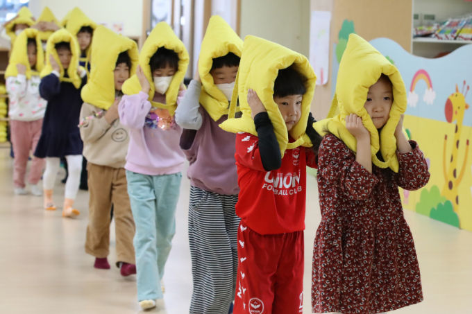 '유보(유아교육+보육)통합' 시안이 우여곡절 끝에 마련됐지만 전면 시행까지 넘어야 할 산이 많다. 사진은 지난해 11월 대구 동구 숙천동 대구숙천유치원에서 지진대피훈련이 시작되자 원생들이 안전한 장소로 대피하고 있는 모습. /사진=뉴스1