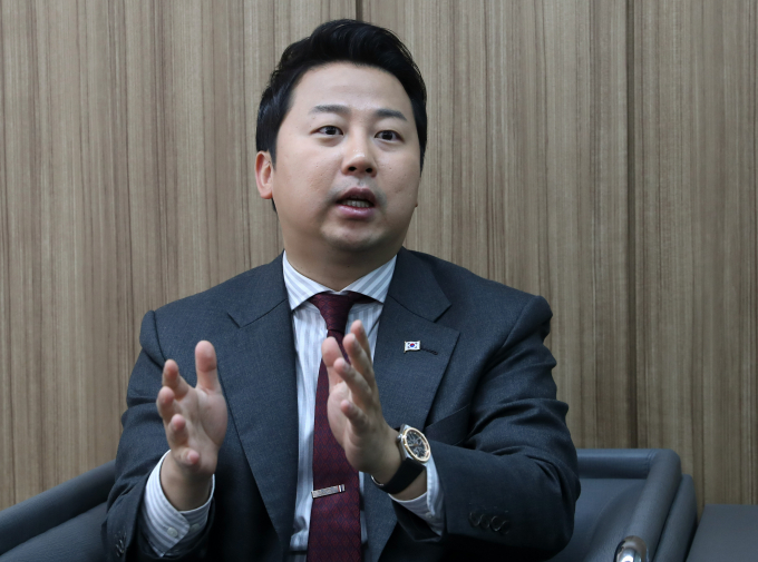 장예찬 전 국민의힘 청년최고위원이 한동훈 전 국민의힘 비상대책위원장에 대해 "총선 전처럼 영남 민심이 뜨겁지 않다"고 말했다. 사진은 지난해 2월20일 장 전 최고위원이 머니투데이와 인터뷰 하는 모습. /사진=머니투데이