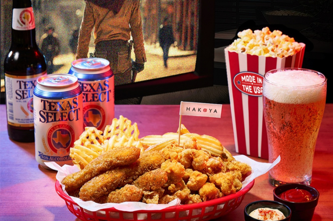 LF푸드가 하코야 닭오도독 튀김과 무알콜맥주인 텍사스셀렉트로 구성된 '홈 시네마 튀맥 플래터'를 선보인다. /사진=LF푸드