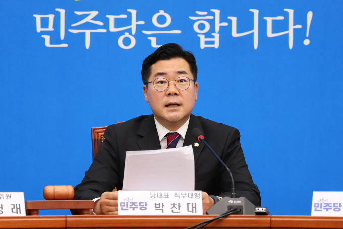박찬대 더불어민주당 원내대표가 윤석열 대통령의 이태원 참사 조작 가능성을 언급 논란에 대해 "직접 입장을 밝히기 바란다"고 촉구했다. 사진은 박 원내대표가 28일 서울 여의도 국회에서 열린 당 최고위원회의에서 발언하는 모습. /사진=뉴시스