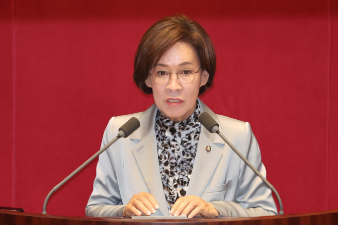 이인선 국회 여성가족위원장이 27일 오후 서울 여의도 국회에서 열린 제415회국회(임시회) 제3차 본회의에서 당선 인사를 하고 있다./사진제공=뉴스1