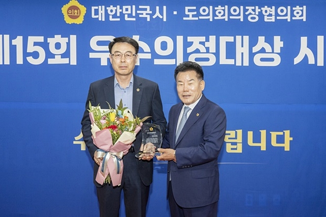  이충원 경북도의원(왼쪽)이 우수의정대상을 받은 뒤 배한철 경북도의회 의장과 기념촬영을 하고 있다. /사진제공=경상북도의회