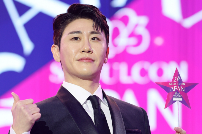  음원 순위를 조작하기 위해 이른바 '음원 사재기'를 한 혐의로 재판에 넘겨진 연예기획사 대표가 첫 재판에서 혐의를 인정했다. 사진은 지난해 12월 서울 동대문디자인플라자(DDP)에서 열린 '2023 서울콘 에이판 스타 어워즈'(2023 SEOULCON APAN STAR AWARDS)에 참석한 가수 영탁. /사진=뉴스1