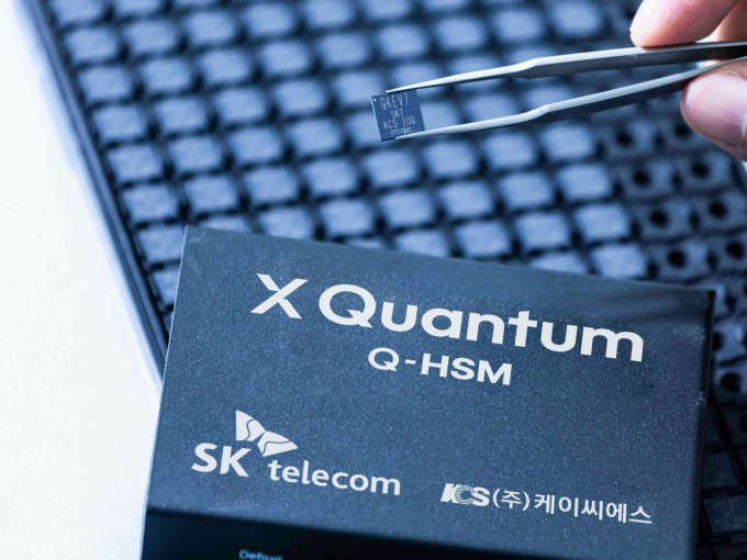 엑스퀀텀'의 SKT와 케이씨에스가 선보이는 PQC 기반 차세대 양자암호칩 'Q-HSM' 모듈. /사진=SK텔레콤