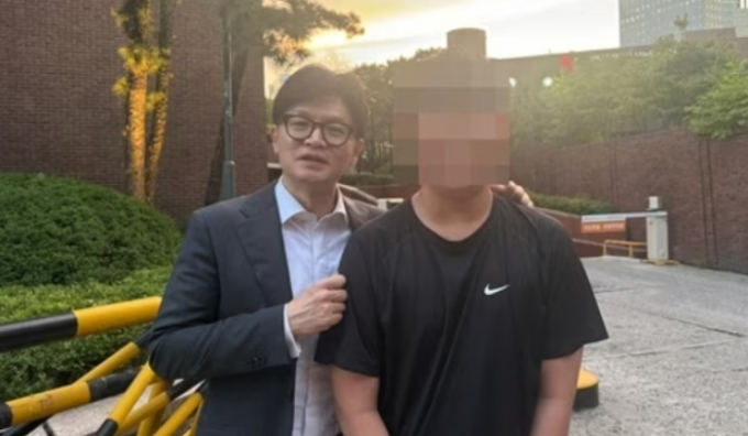 한동훈 국민의힘 후보가 자신의 중학생 팬을 만나 격려했다. /사진=뉴시스