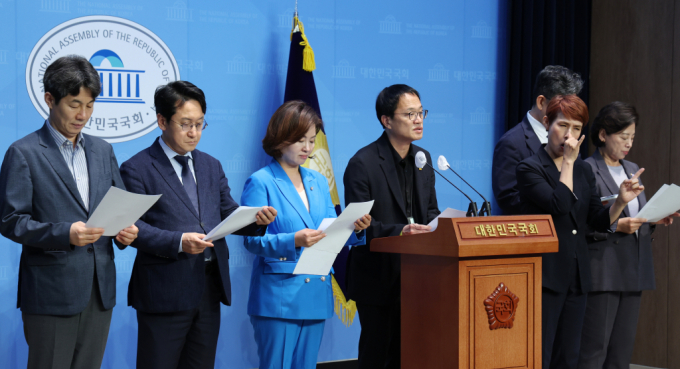 더불어민주당 의원들이 28일 서울 여의도 국회 소통관에서 윤석열 대통령의 이태원 참사 관련 발언에 대한 입장 표명을 촉구하는 기자회견을 했다. /사진=뉴스1