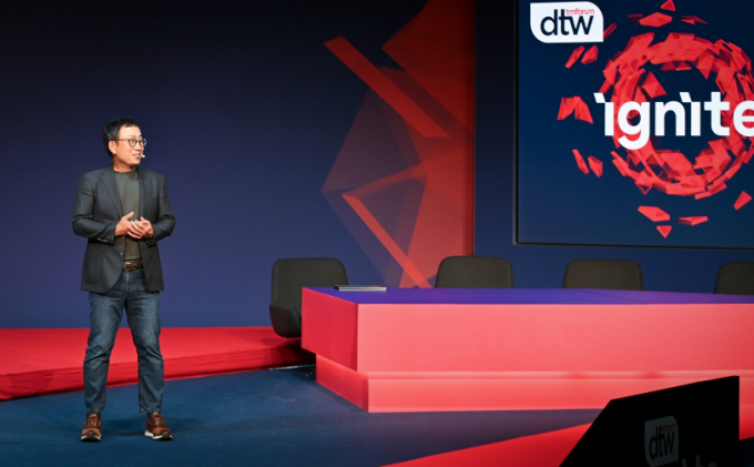 유영상 SK텔레콤 최고경영자(CEO)가 지난 6월18일(현지시각) 덴마크 코펜하겐에서 열린 ‘글로벌 텔코 AI 라운드테이블’ 행사에서 오프닝 스피치를 하고 있다. /사진=SK텔레콤   