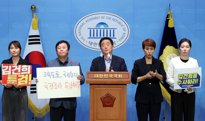 더불어민주당 의원들이 서울·양평 고속도로 종점 변경 특혜 의혹 기자회견을 열고 국정조사와 특검을 추진해야 한다고 주장했다. 사진은 강득구 민주당 의원(가운데)이 28일 서울 여의도 국회 소통관에서 열린 '서울양평고속도로 조작 사건 등 공익제보 및 문제제기 1년 맞이 국회의원-양평주민-시민사회 공동 기자회견'에서 발언하는 모습. /사진=뉴시스 