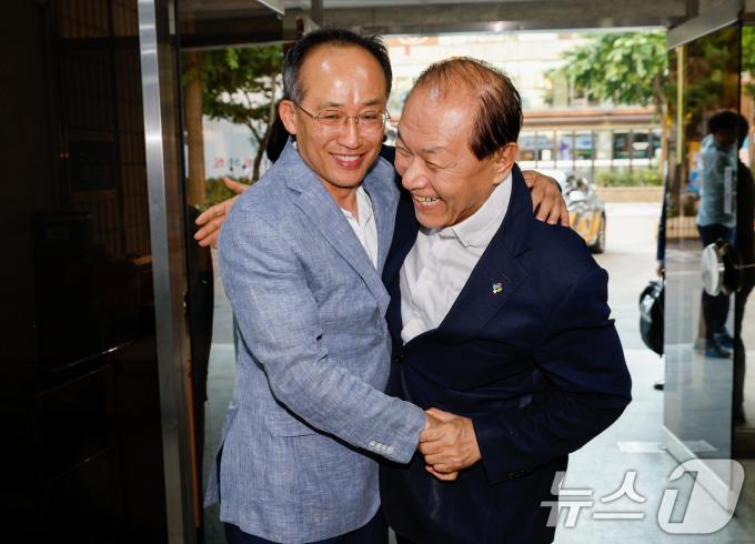 [사진] 추경호 포옹하는 황우여