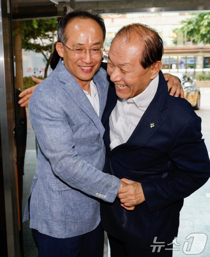 [사진] 추경호 포옹하는 황우여
