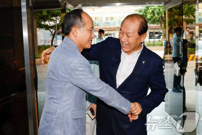 [사진] 추경호 만나 포옹하는 황우여