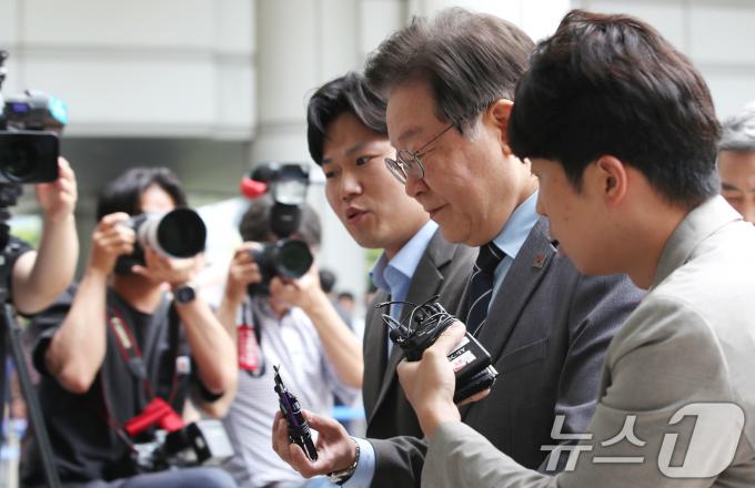 이재명 더불어민주당 전 대표가 28일 오후 서울 서초구 서울중앙지방법원에서 열린 공직선거법 위반 공판에 출석하고 있다. 2024.6.28/뉴스1 ⓒ News1 임세영 기자