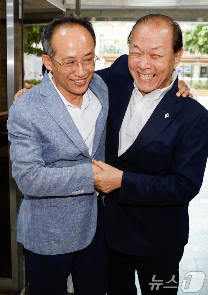 [사진] 추경호 끌어안은 황우여 '활짝'