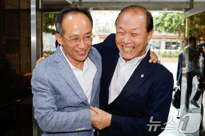 [사진] 추경호 끌어안은 황우여 '활짝'