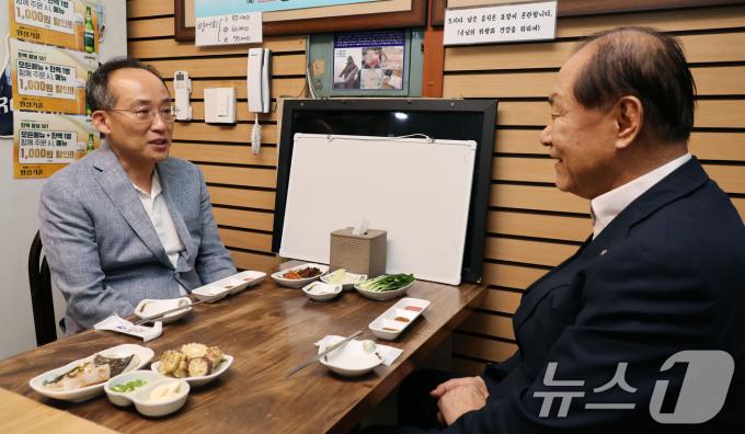 [사진] 대화 나누는 황우여·추경호
