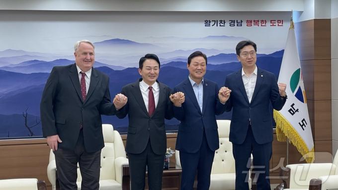 국민의힘 당권주자인 원희룡 전 국토교통부 장관(왼쪽 두번째)이 28일 오후 경남도청 접견실에서 기념촬영을 하고 있다. 왼쪽부터 인요한 의원, 원 전 장관, 박완수 경남지사, 강민국 의원. 2024.6.28/뉴스1 ⓒ News1 강정태 기자
