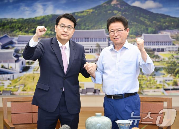 윤상현 국민의힘 당대표 후보(왼쪽)가 28일 경상북도청을 찾아 이철우 지사와 기념 촬영하고 있다. (윤상현캠프 제공) 2024.6.28/뉴스1 ⓒ News1 안은나 기자