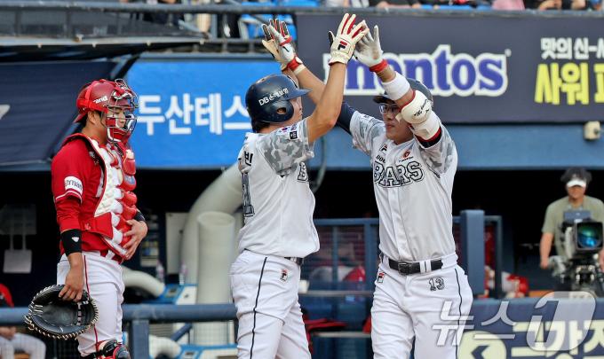 [사진] 허경민 '김광현 상대 1회 투런포'