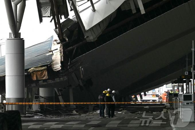 [사진] [포토]폭우에 붕괴된 인도 인디라 간디 국제공항 지붕