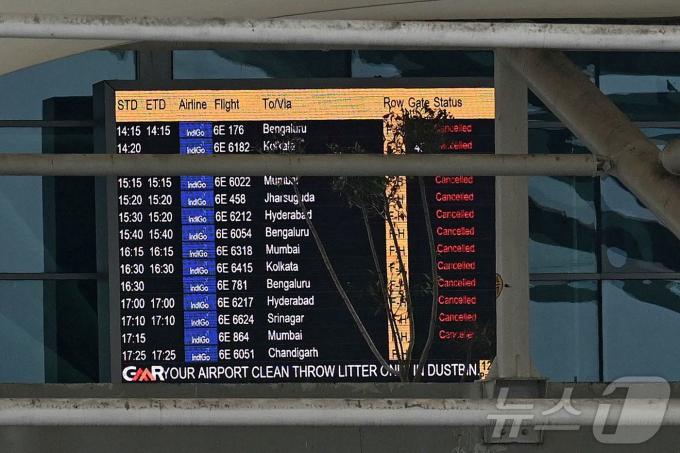 [사진] [포토]뉴델리 공항 터미널 지붕 붕괴…모든 항공편 '취소'