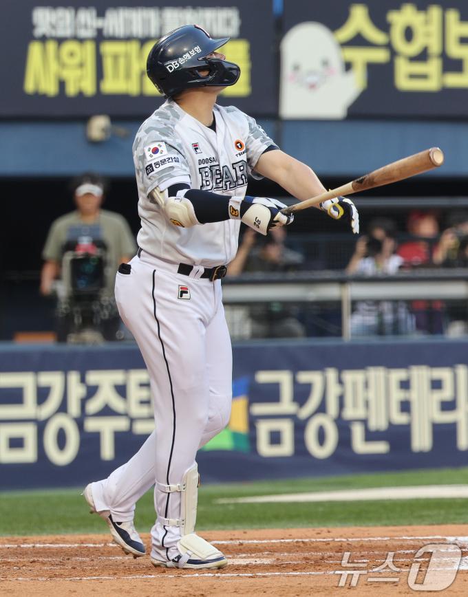[사진] 큼지막한 타구 바라보는 김재환