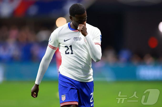 미국 대표팀 공격수 티머시 웨아가 28일(한국시간) 열린 2024 코파 아메리카 조별리그 파나마전에서 레드카드를 받고 퇴장하고 있다. ⓒ AFP=뉴스1