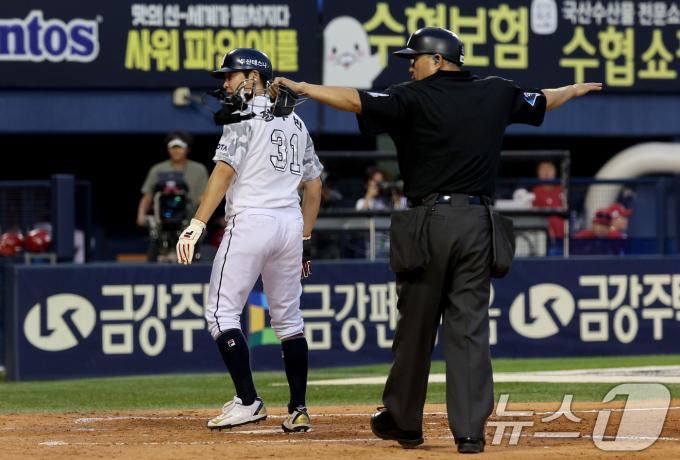 [사진] 양의지 안타와 수비 실책으로 득점 올리는 정수빈