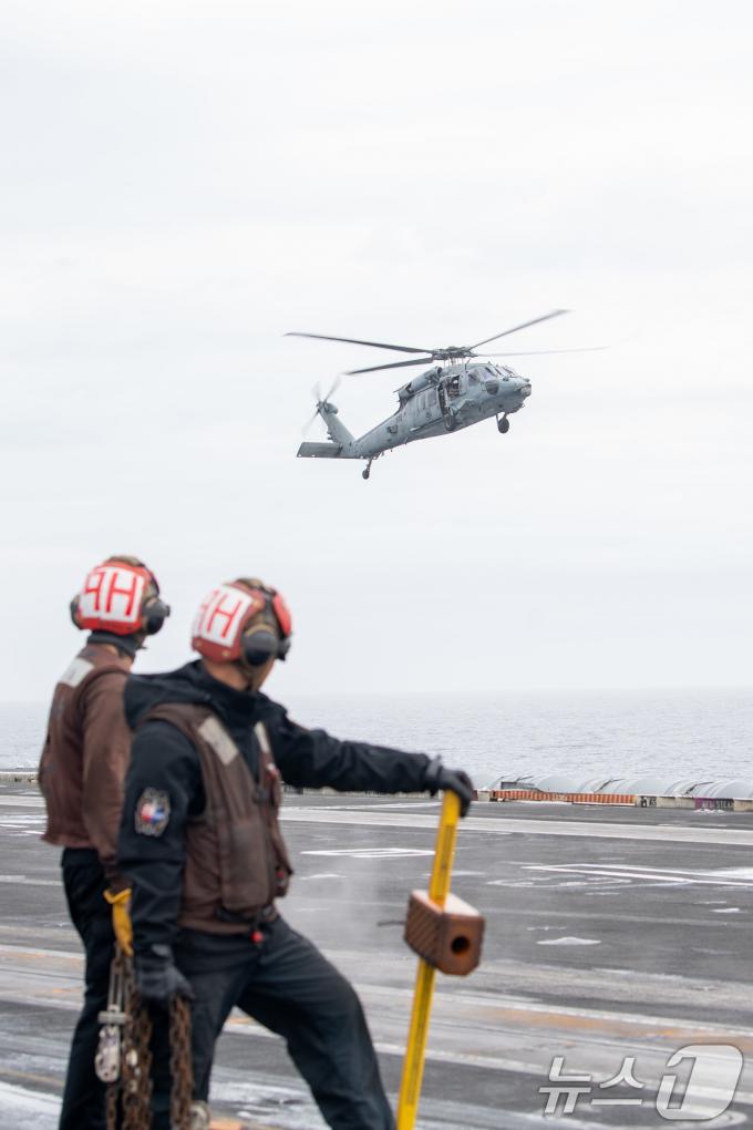[사진] 착륙 준비하는 MH-60S 시호크