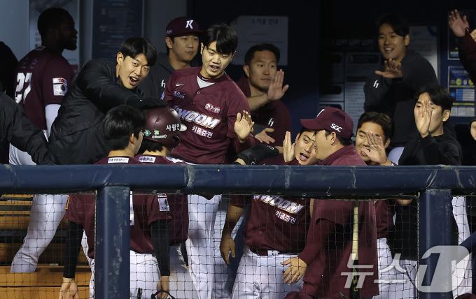 16일 오후 서울 송파구 잠실야구장에서 열린 프로야구 '2024 신한 SOL 뱅크 KBO리그' 키움 히어로즈와 LG 트윈스의 경기 4회초 2사 1,3루 상황에서 키움 김혜성이 고영우의 적시타에 힘입어 득점에 성공한 뒤 더그아웃에서 동료들의 축하를 받고 있다. 2024.5.10/뉴스1 ⓒ News1 김진환 기자