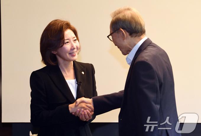 [사진] 이명박 전 대통령과 인사하는 나경원 후보