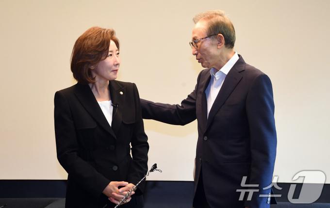 [사진] 이명박 전 대통령 예방한 나경원 후보