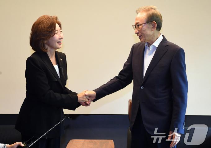 [사진] 이명박 전 대통령 손잡은 나경원 후보