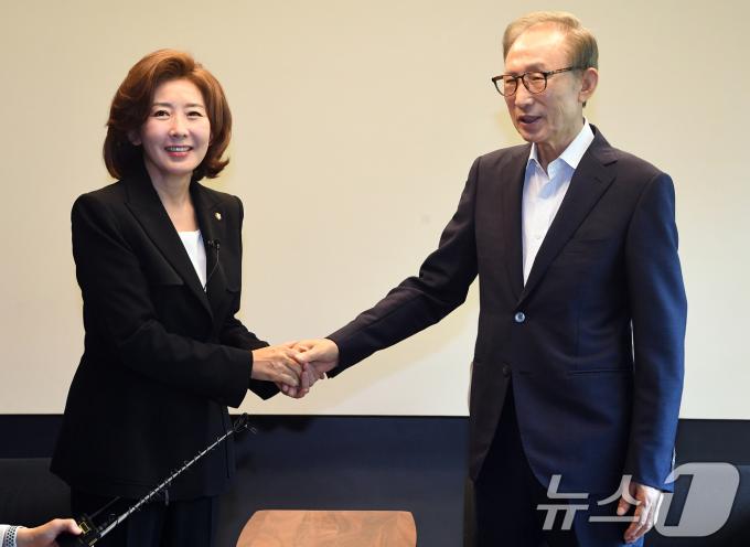 [사진] 이명박 전 대통령 찾은 나경원 후보