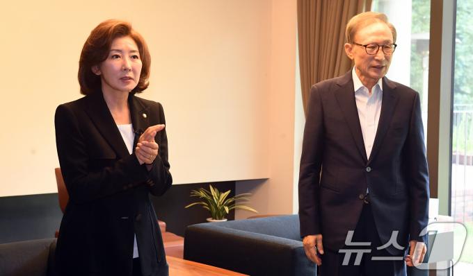 [사진] 대화나누는 이명박·나경원
