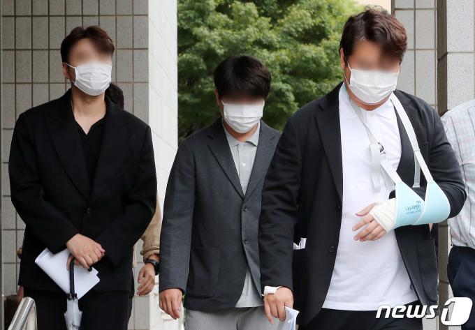 미술품 조각투자 피카코인 등 3개 코인 관련 사기·배임 혐의를 받고 있는 일명 '청담동 주식 부자' 이희진(오른쪽)씨가 동생 이희문씨, 이씨 형제가 운영하는 코인 발행업체 직원 김모씨와 함께 양천구 서울남부지방법원에서 열린 구속 전 피의자 심문(영장실질심사)에 출석하고 있다. 2023.9.15/뉴스1 ⓒ News1 박세연 기자