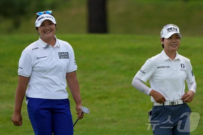 LPGA 투어 팀 대회에 출전한 유해란(왼쪽)과 이소미 ⓒ AFP=뉴스1