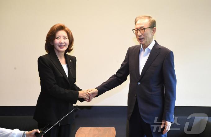 [사진] MB 만난 나경원 당대표 후보
