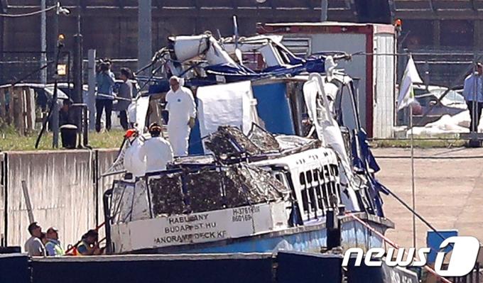 한국 정부합동신속대응팀과 헝가리 수상경찰이 13일 오전(현지시간) 헝가리 부다페스트 인근 체펠섬 코파시갓 선착장에 옮겨진 유람선 ‘허블레아니호’ 선체 정밀 수색활동을 하고 있다. 2019.6.13/뉴스1 ⓒ News1 구윤성 기자