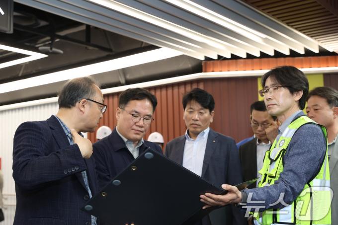 [사진] 구성역 개통 현장점검 나선 백원국 국토교통부 2차관