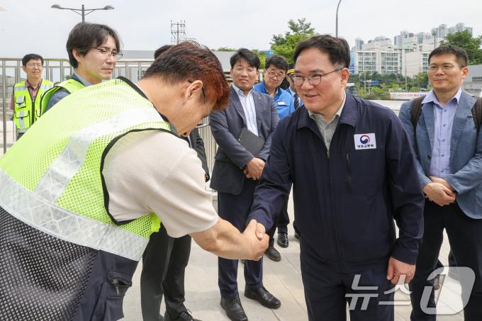 [사진] 구성역 개통 현장점검 나선 백원국 국토교통부 2차관