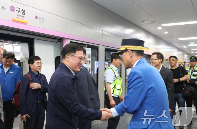 [사진] 기장과 악수하는 백원국 2차관