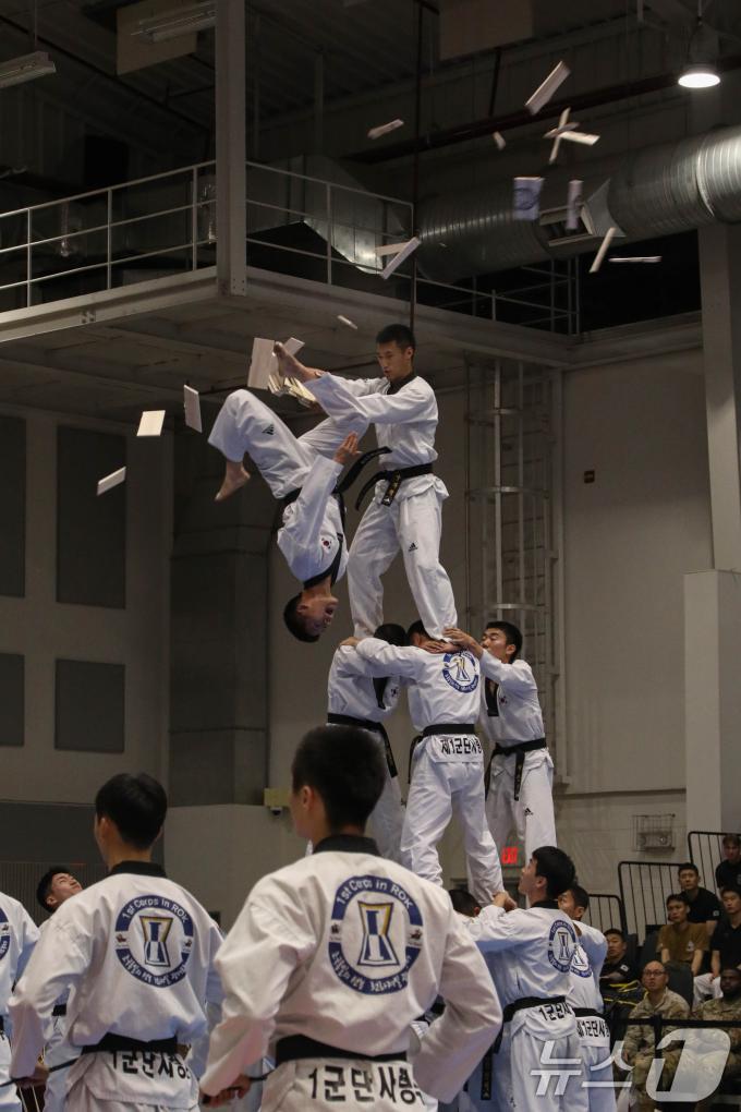 [사진] 격파 시범 보이는 1군단